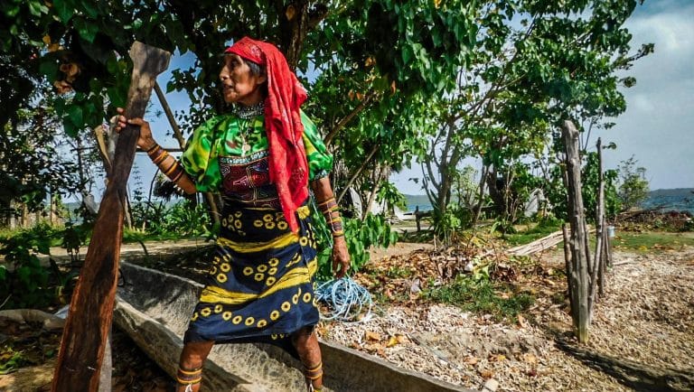 San Blas Kunas Largeur   Les Kunas  Des Indiens Les Pieds Dans Leau