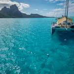 Catamaran AZYU au mouillage en polynésie