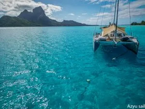 Catamaran AZYU au mouillage en polynésie