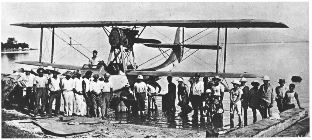 Group of Men and Women Stand Along a Shoreline Beside an Early Floatplane on Calm Water, Posing for a Historic Photo.", 1-avion Papeete 1929 Fba Du Tourville Bd 1 avion Papeete 1929 Fba Du Tourville Bd Des Hydravions Dans Nos Lagons Laéronautique Racontée Par Albert Guilloux chevalier