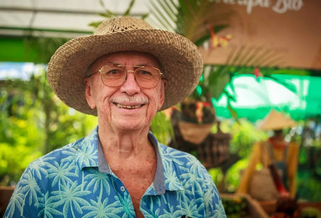 Older Man in a Straw Hat and Glasses Smiles at the Camera in a Sunny Tropical Setting. A-guilloux Chevalier Bd A guilloux Chevalier Bd Des Hydravions Dans Nos Lagons Laéronautique Racontée Par Albert Guilloux chevalier